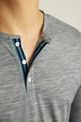 Camicia Henley in lana merino morbida e traspirante