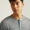 Camicia Henley in lana merino morbida e traspirante