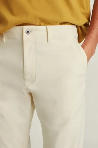 Il chino dritto dal taglio rilassato