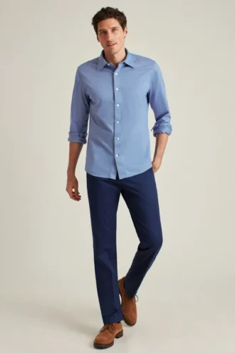 La camicia in maglia da scrivania a cena