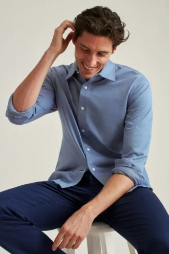 La camicia in maglia da scrivania a cena