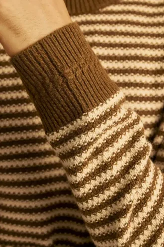 Maglione a maniche corte con collo rotondo e trama a righe di peso medio