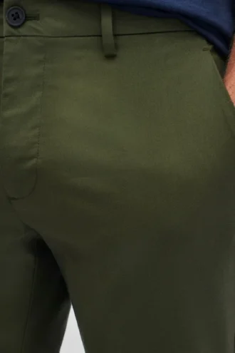 Pantaloni chino tecnici – Assorbono il sudore, respingono i liquidi, elasticizzati