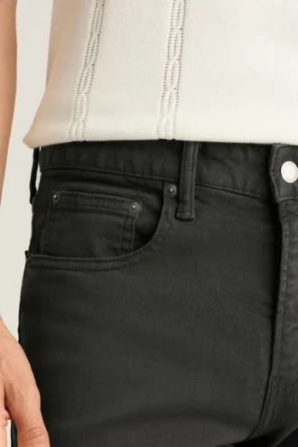 Preparati per il jet-set con i Stretch Travel Jeans extra elasticizzati di Bonobos
