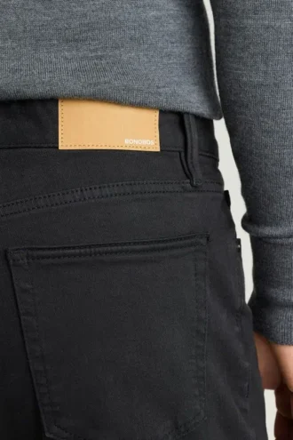 Preparati per il jet-set con i Stretch Travel Jeans extra elasticizzati di Bonobos