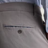 Scopri uno stile disinvolto con i pantaloni chino elasticizzati da uomo Bonobos 2.0